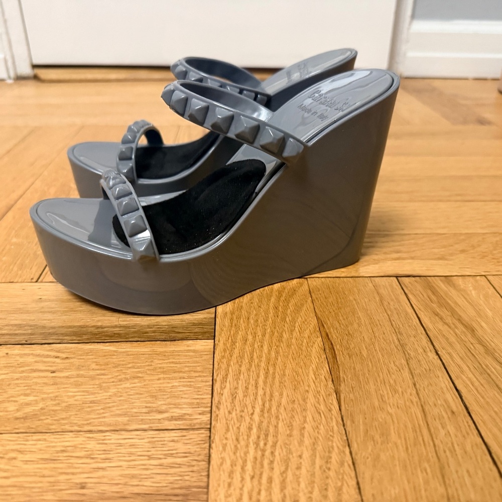 Carmen Sol wedges size 5